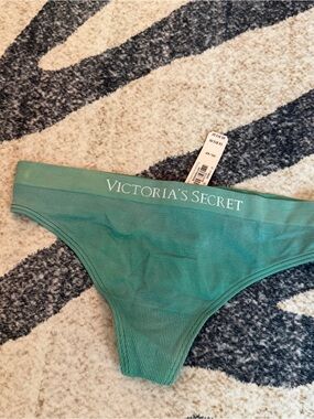 NWT Victoria's Secret Seamless Logo  Thong Panty Green XS Victoria's Secret Sea